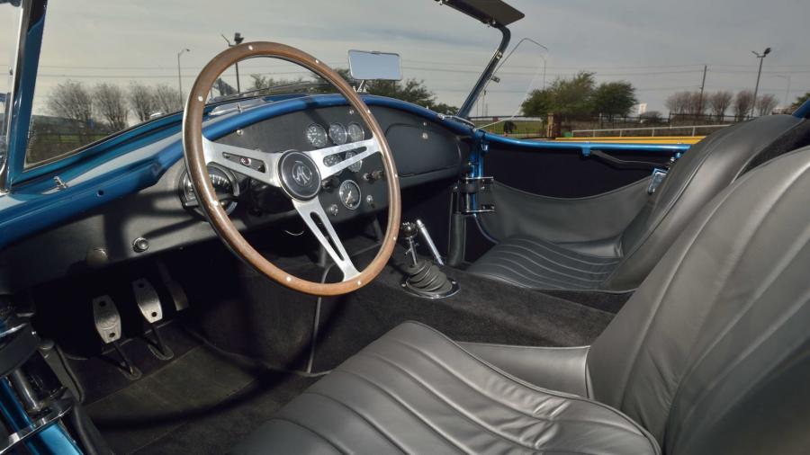 Интерьер Shelby Cobra 289 (CSX 2195) 1963 года  (фото 4 из 20)